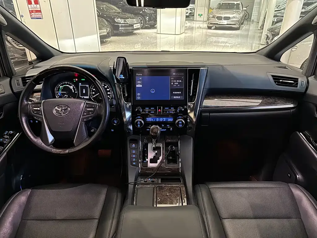 Toyota Alphard — фото 10