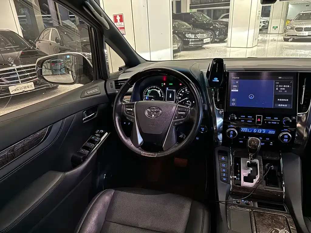 Toyota Alphard — фото 6