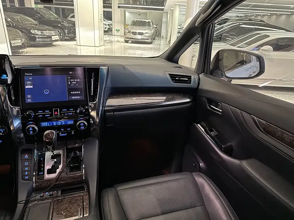 Toyota Alphard — фото 7