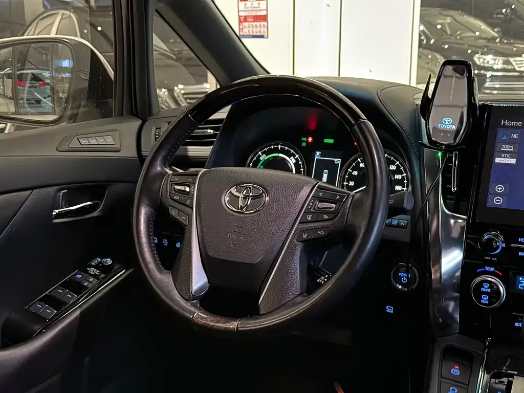 Toyota Alphard — фото 5