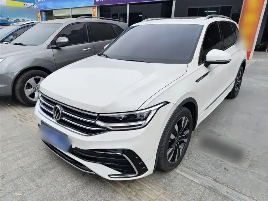 Volkswagen Tiguan L — фото 1