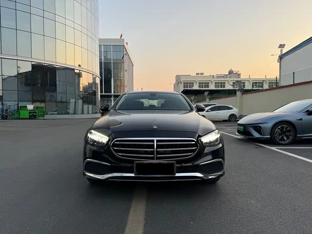 Mercedes-Benz E-Class — фото 1