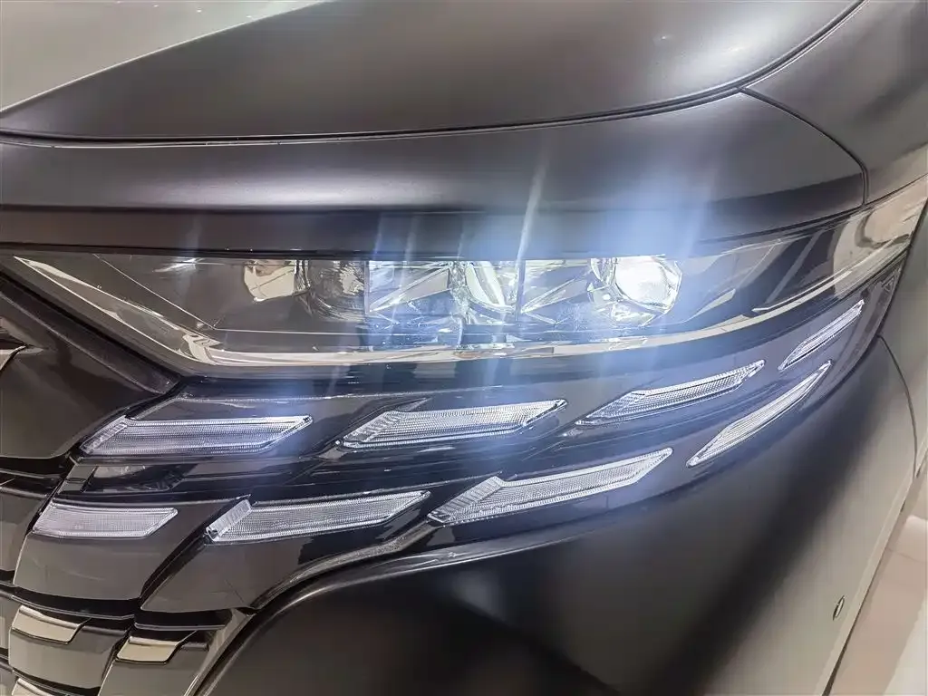 Toyota Alphard — фото 7