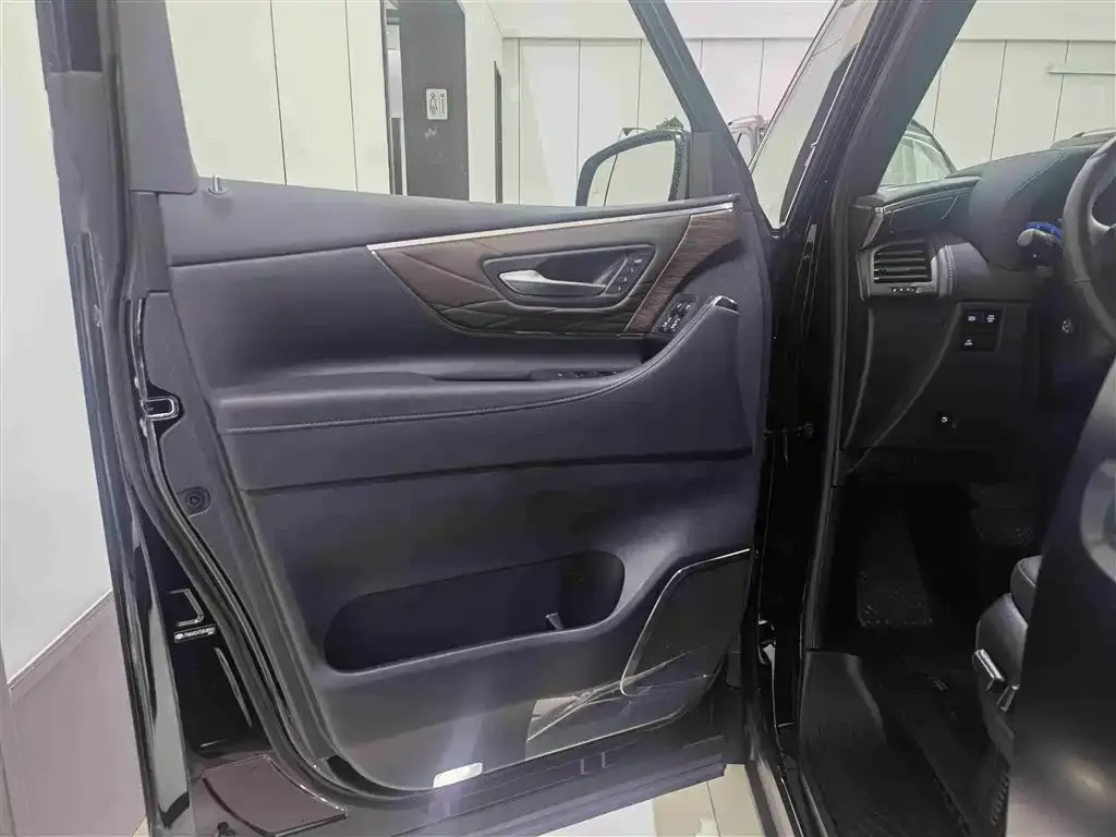 Toyota Alphard — фото 3