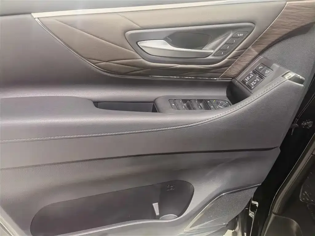 Toyota Alphard — фото 9