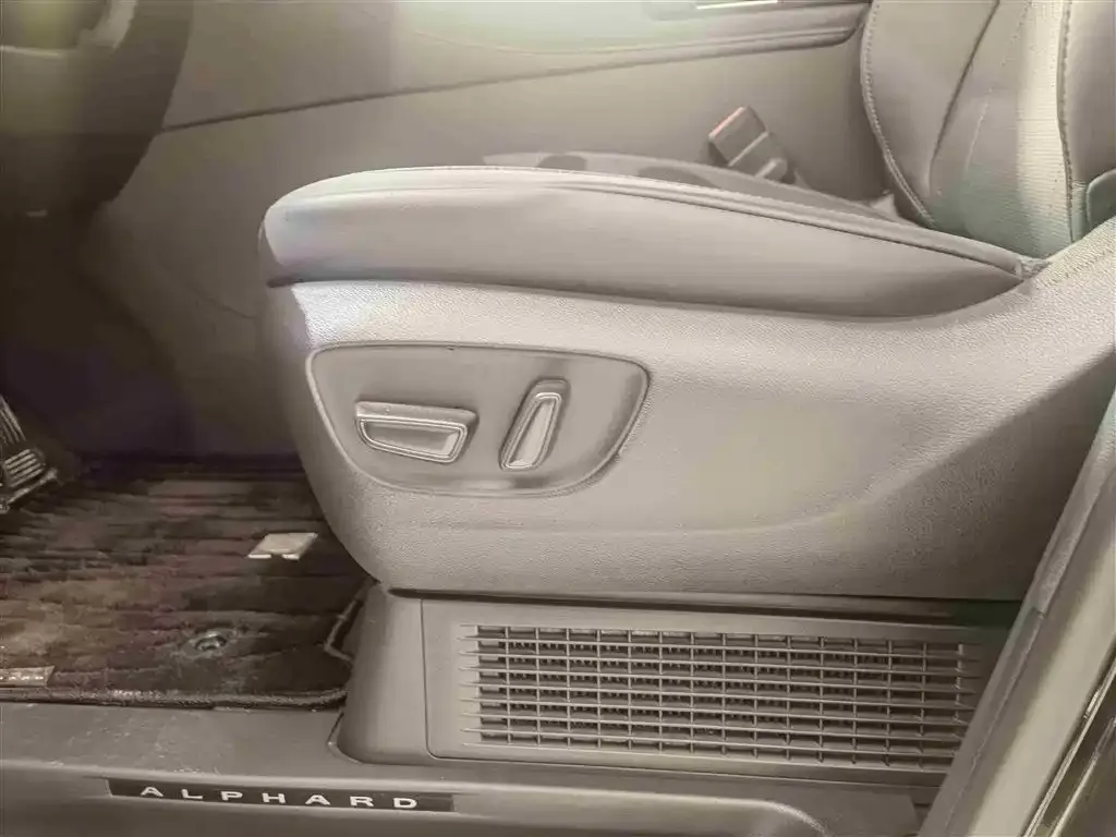 Toyota Alphard — фото 5