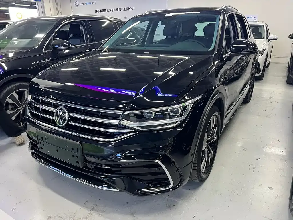 Volkswagen Tiguan L — фото 1