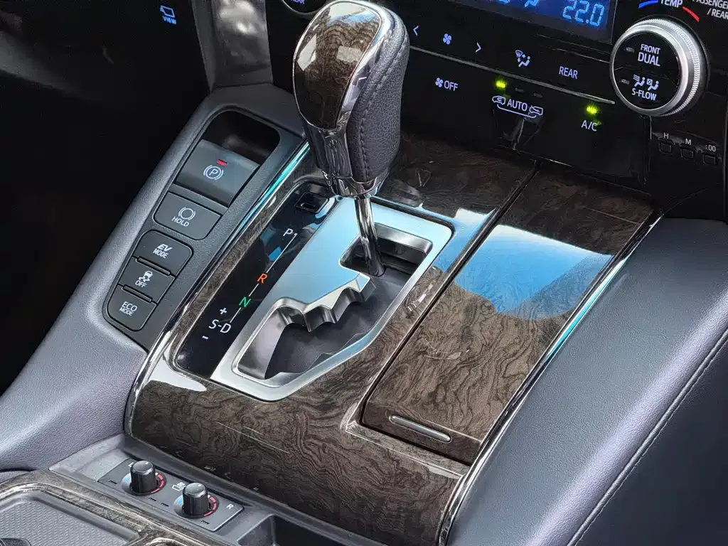 Toyota Alphard — фото 2