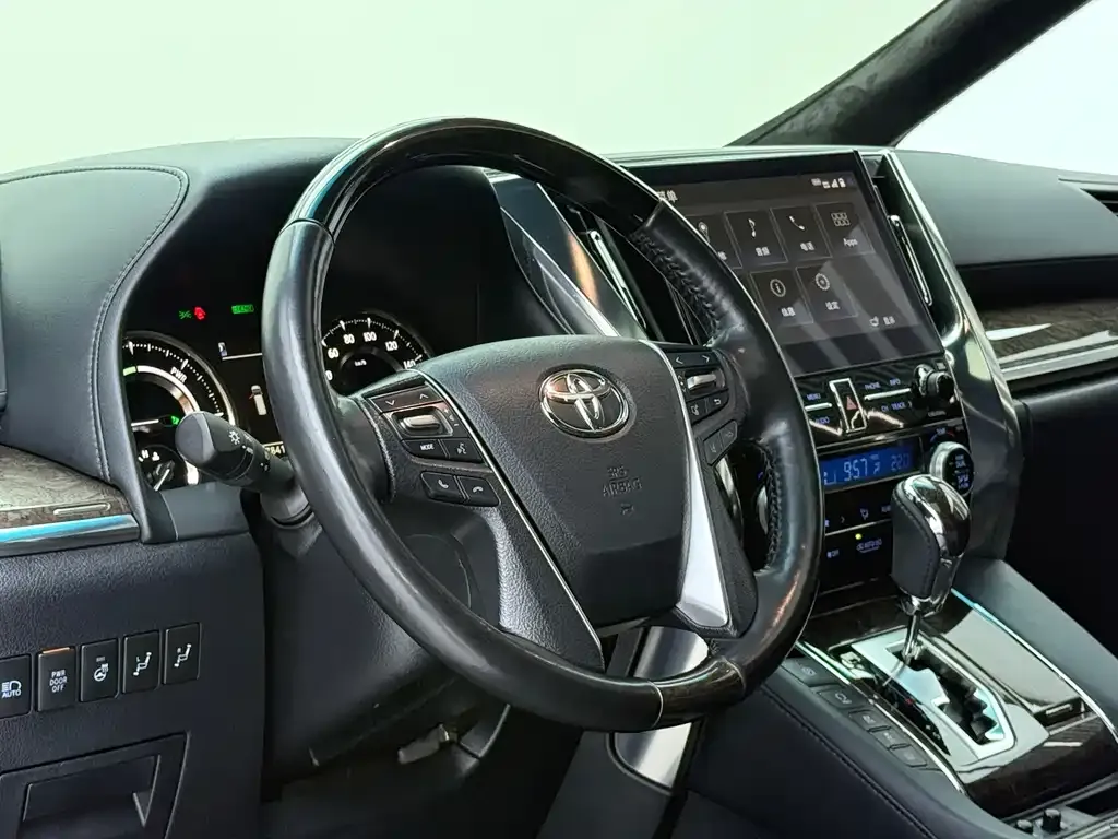 Toyota Alphard — фото 9