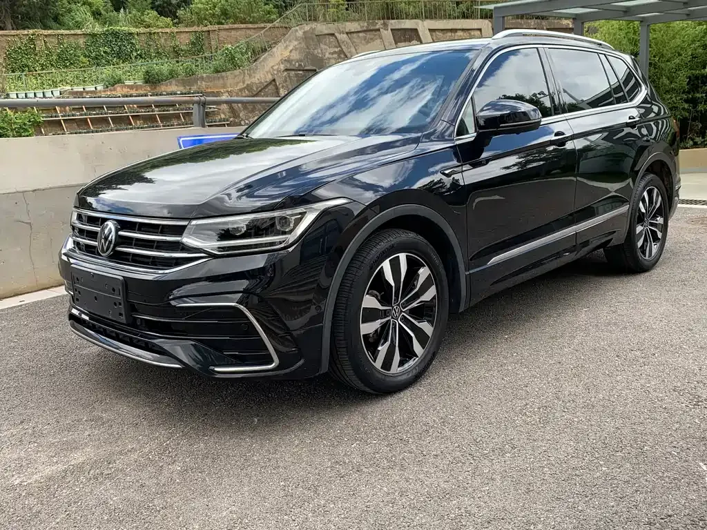 Volkswagen Tiguan L — фото 1