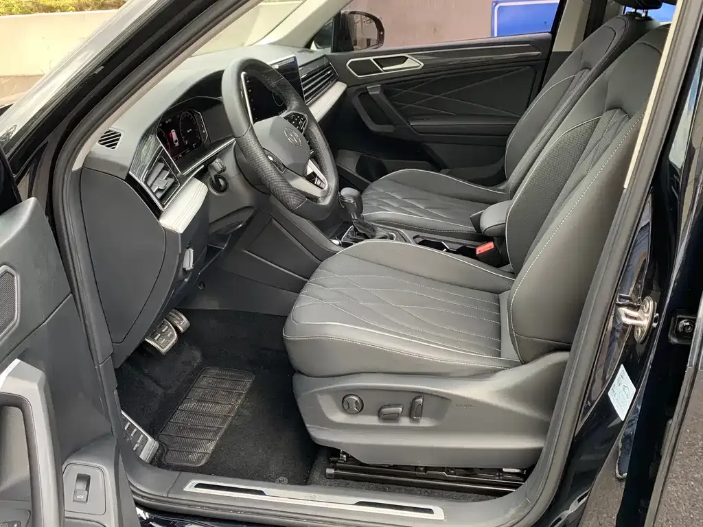Volkswagen Tiguan L — фото 4