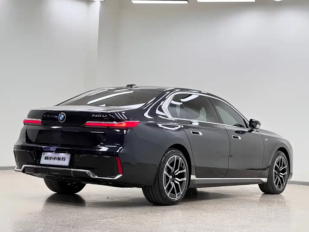 BMW 7 Series — фото 10