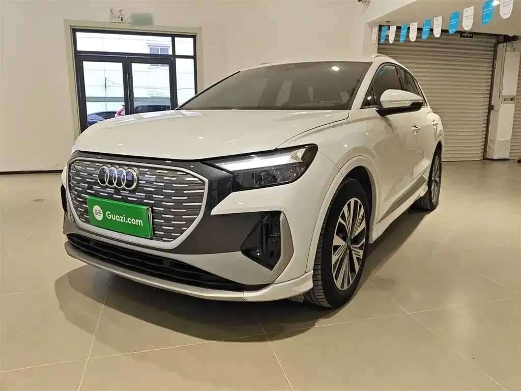Audi Q4 e-tron — фото 1