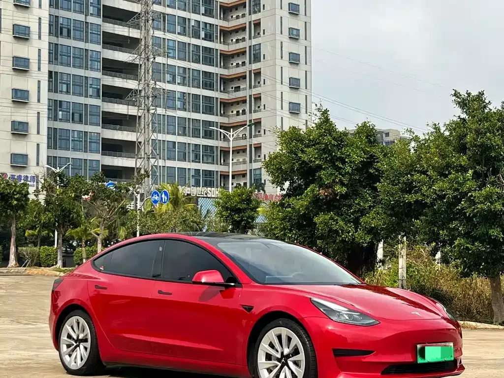 Tesla Model 3 — фото 1