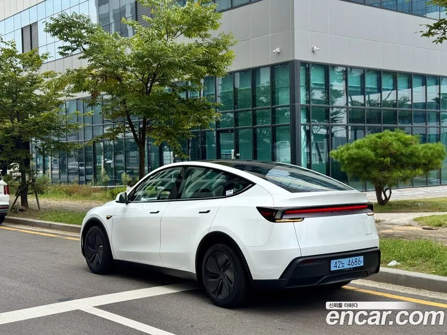 Tesla Model Y — фото 10