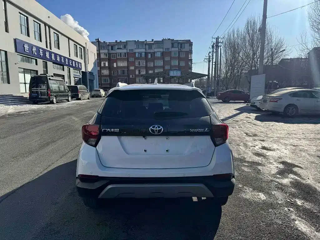 Toyota Yaris L — фото 3