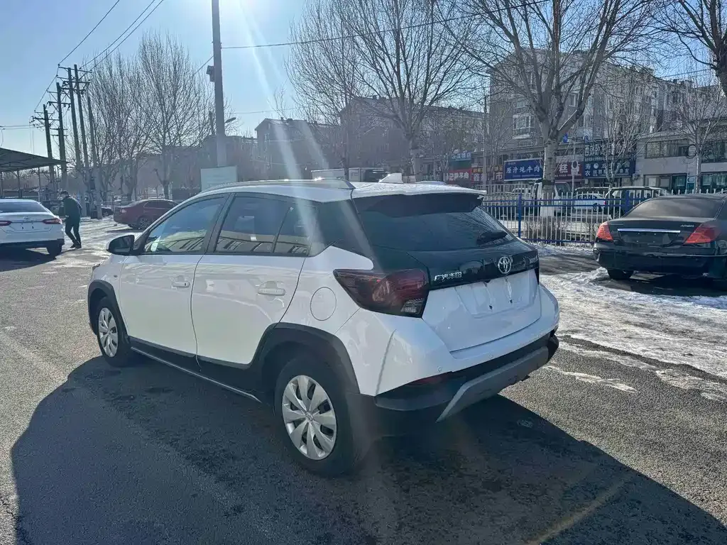 Toyota Yaris L — фото 4