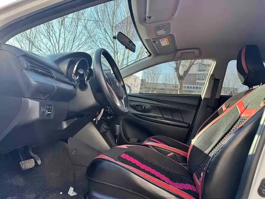 Toyota Yaris L — фото 2