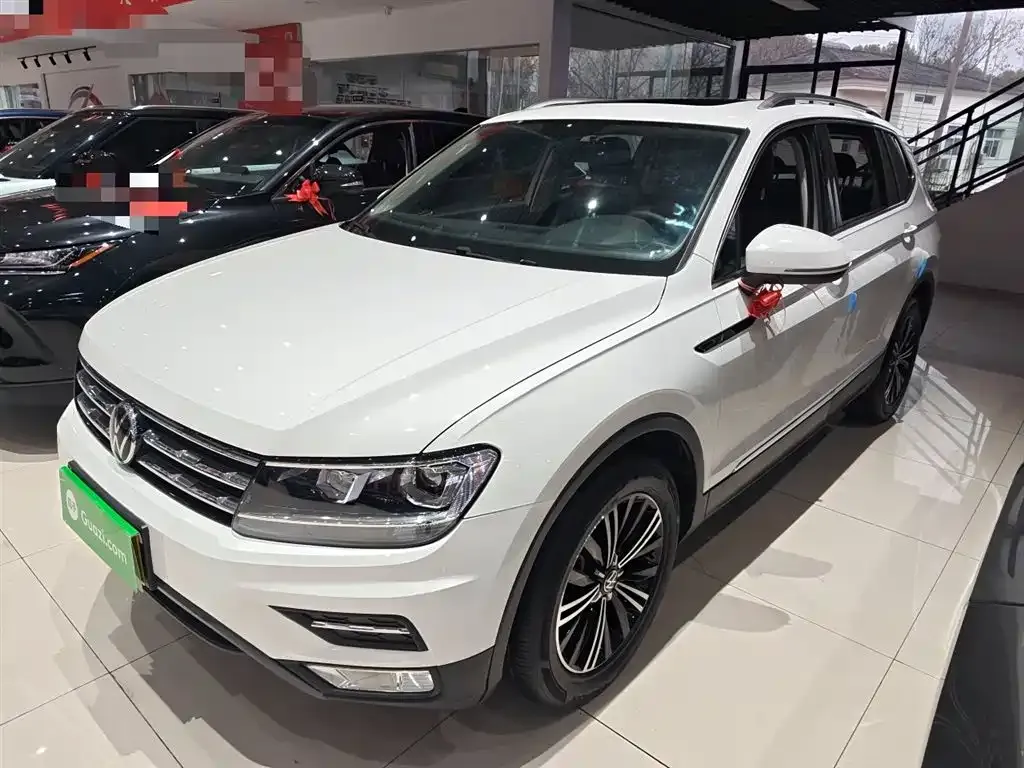 Volkswagen Tiguan L — фото 1
