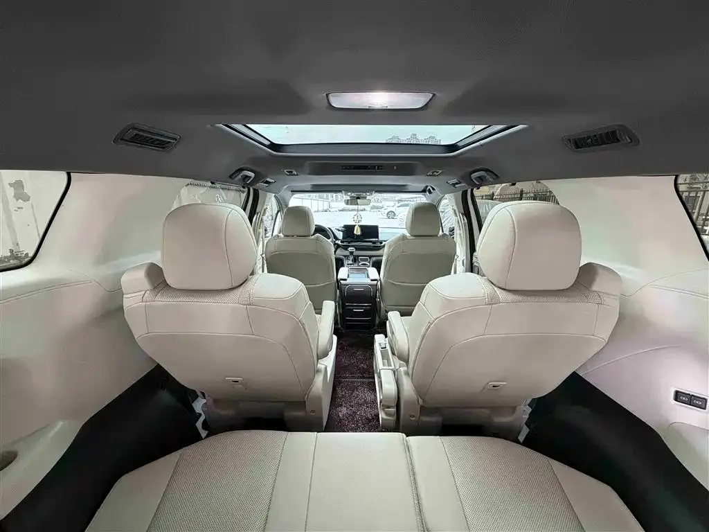 Toyota Granvia — фото 4