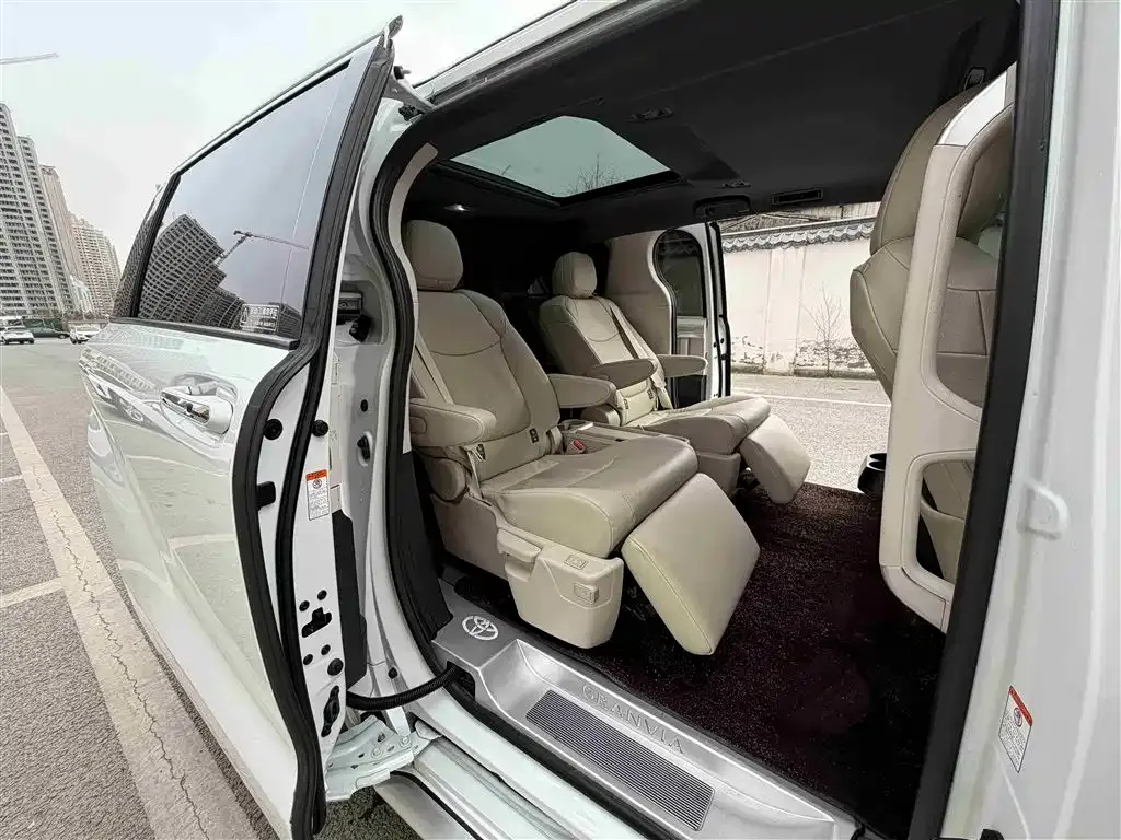 Toyota Granvia — фото 5