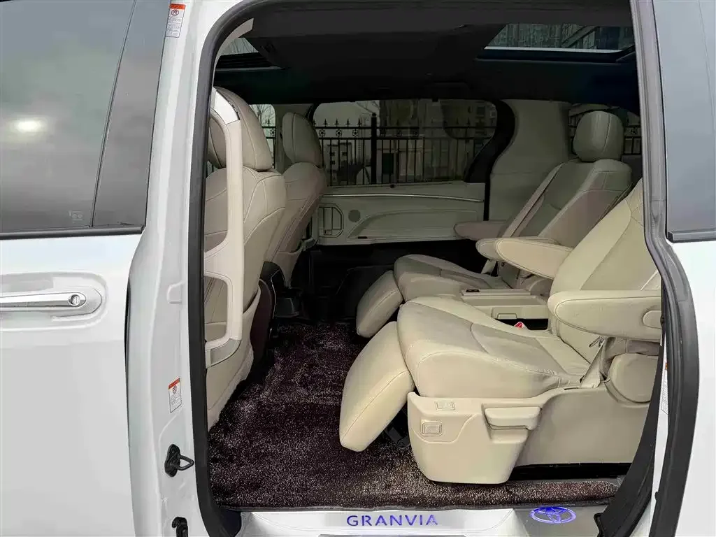 Toyota Granvia — фото 8