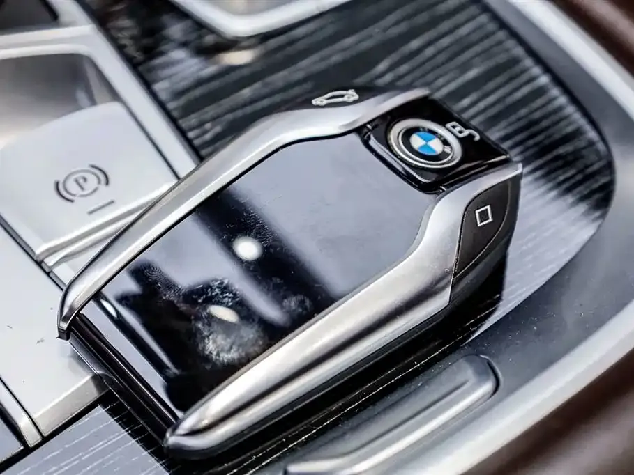 BMW 7 Series — фото 10
