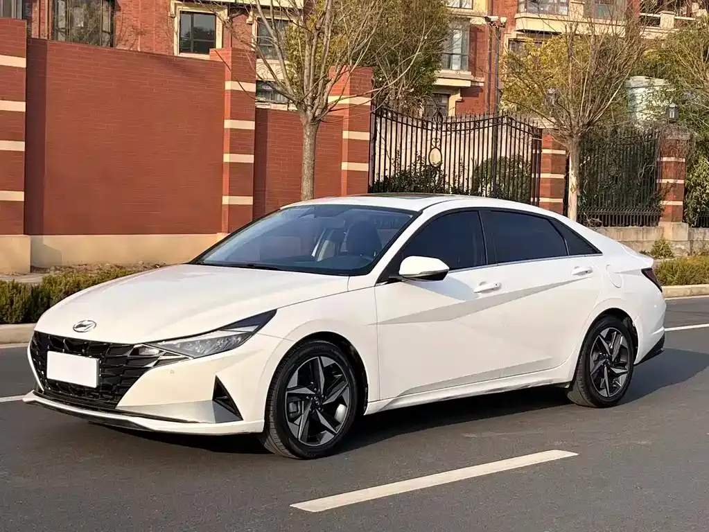 Hyundai Elantra — фото 1