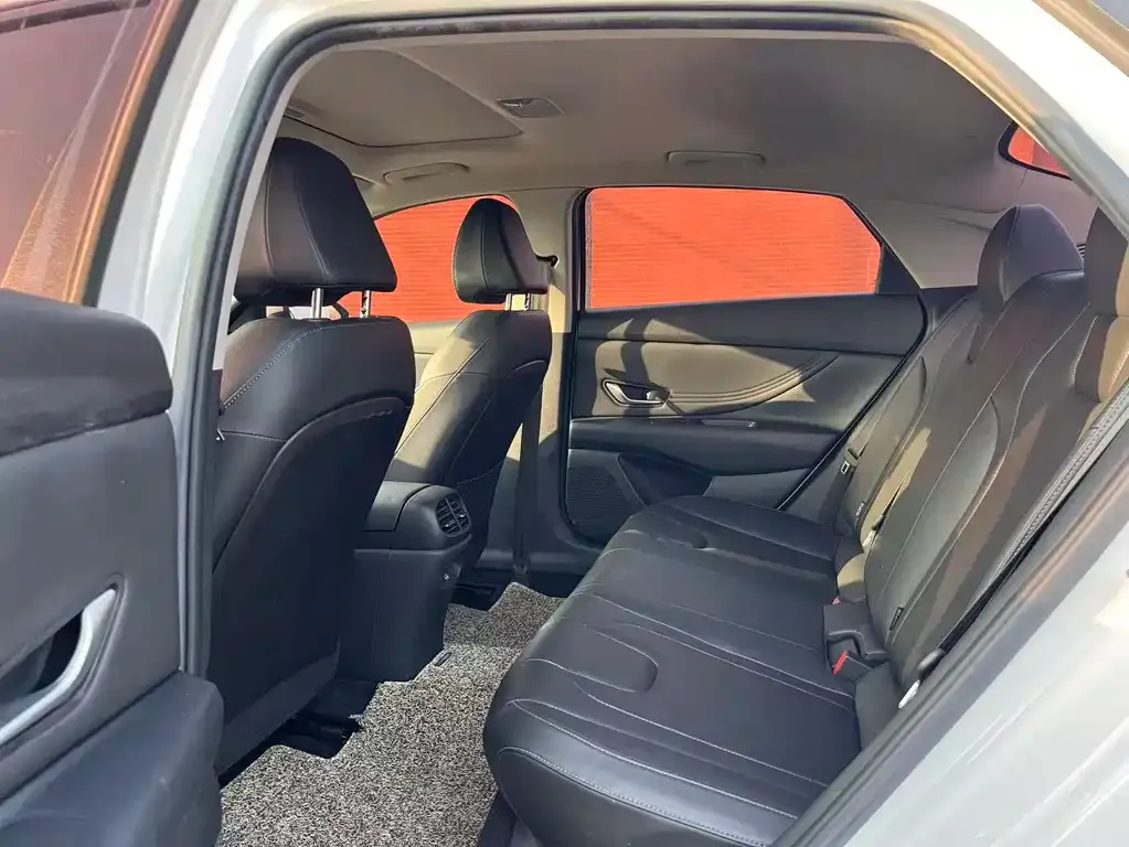 Hyundai Elantra — фото 3
