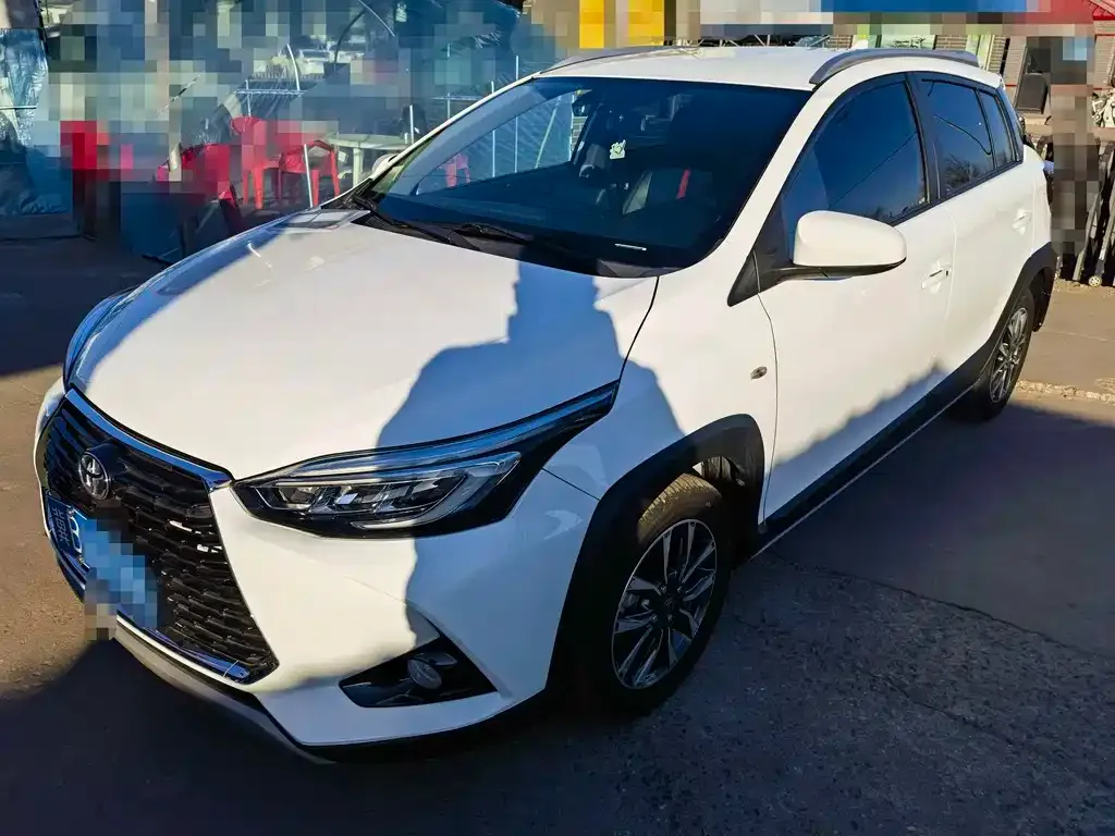 Toyota Yaris L — фото 1