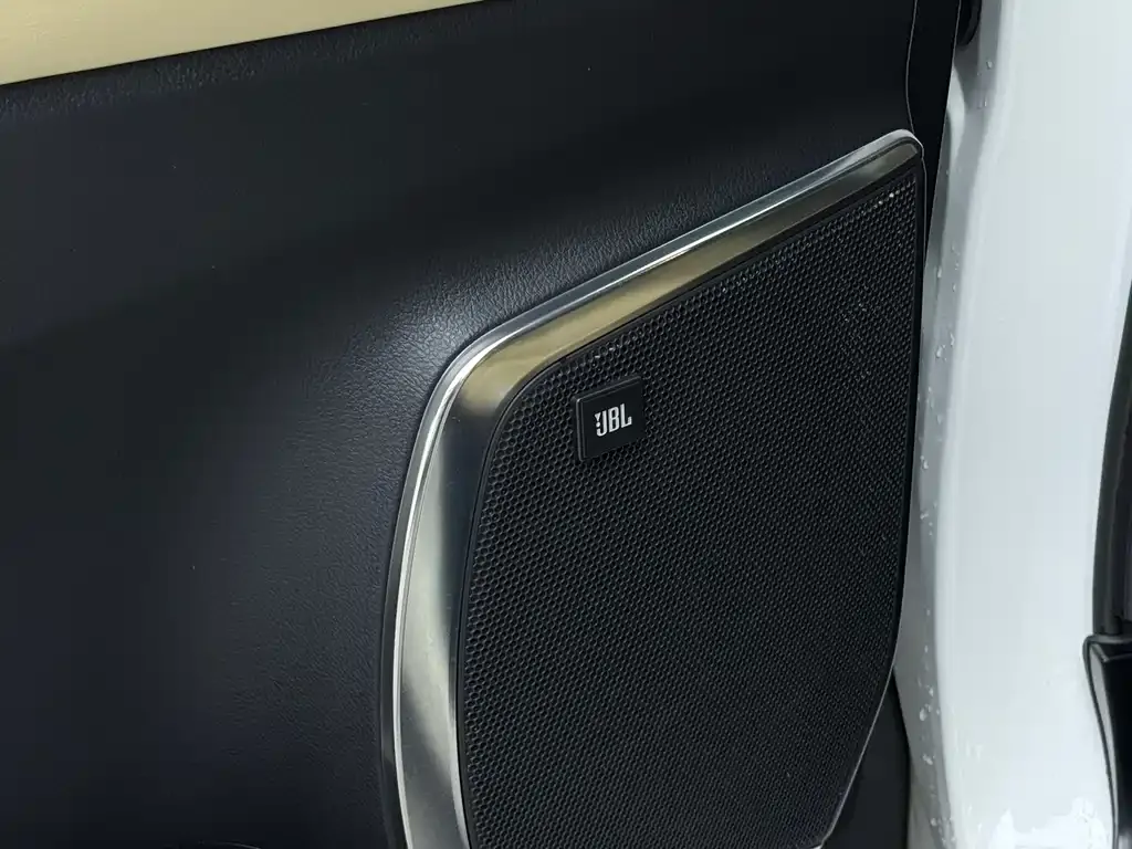 Toyota Alphard — фото 6