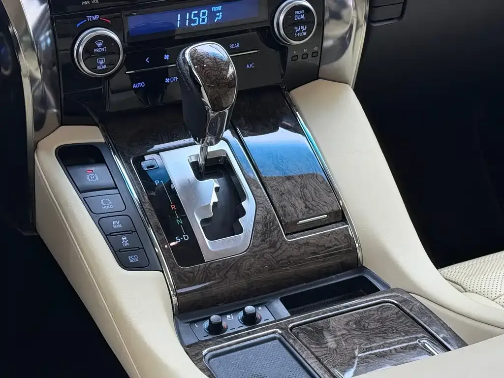 Toyota Alphard — фото 2