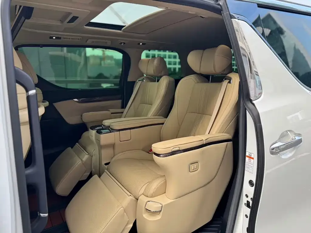 Toyota Alphard — фото 4