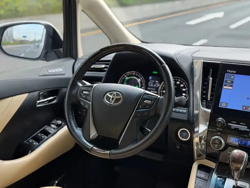 Toyota Alphard — фото 2