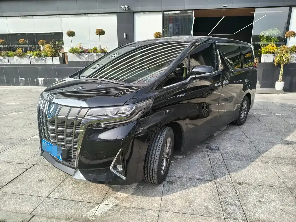 Toyota Alphard — фото 1