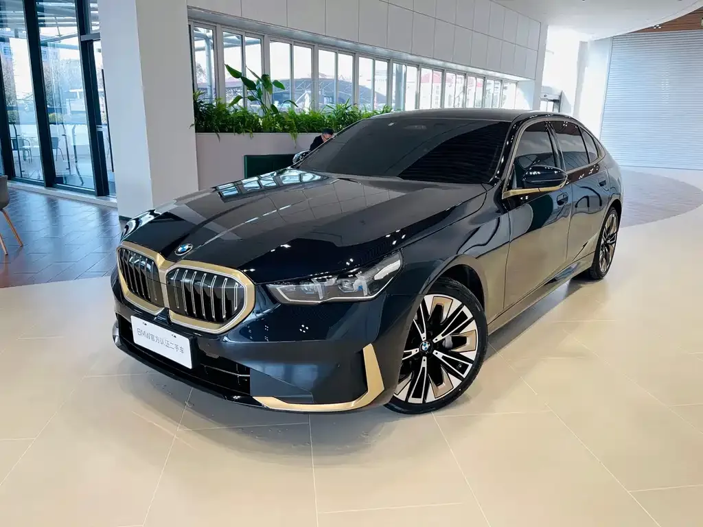 BMW 5 Series — фото 1