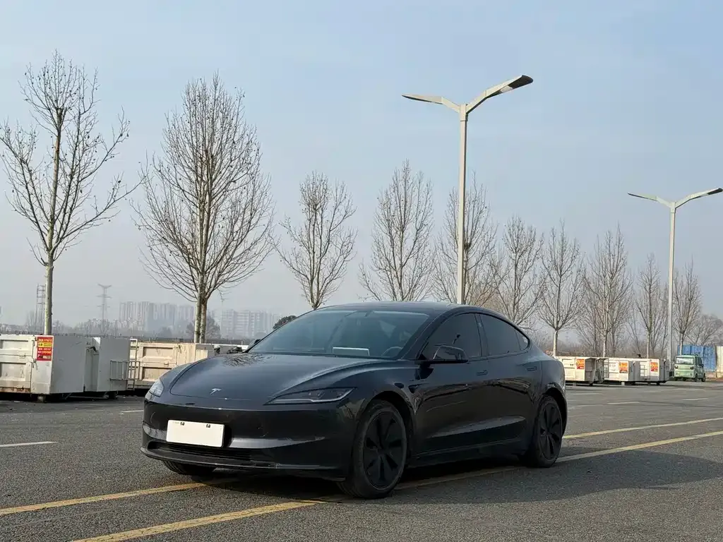 Tesla Model 3 — фото 1