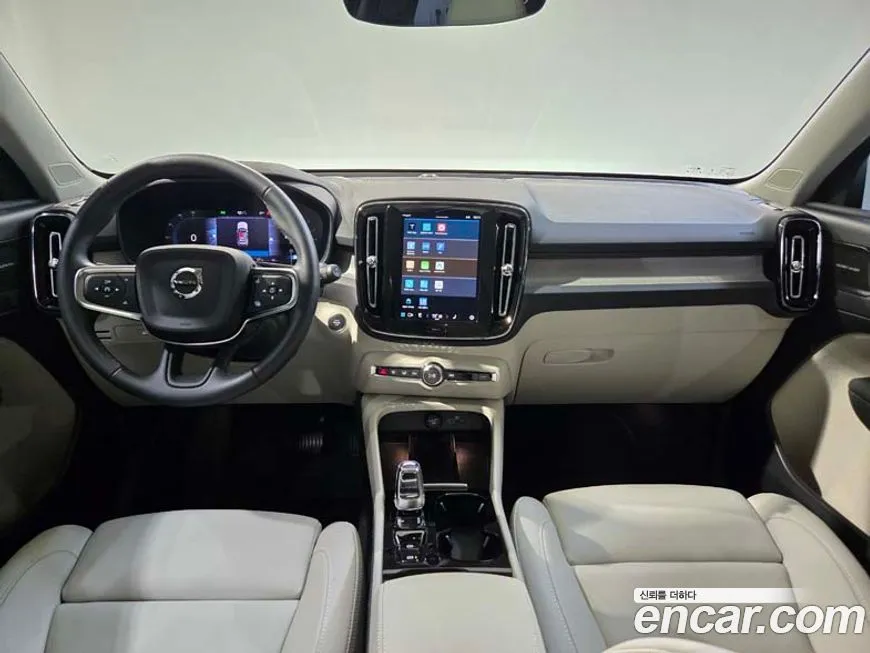 Volvo XC40 — фото 10