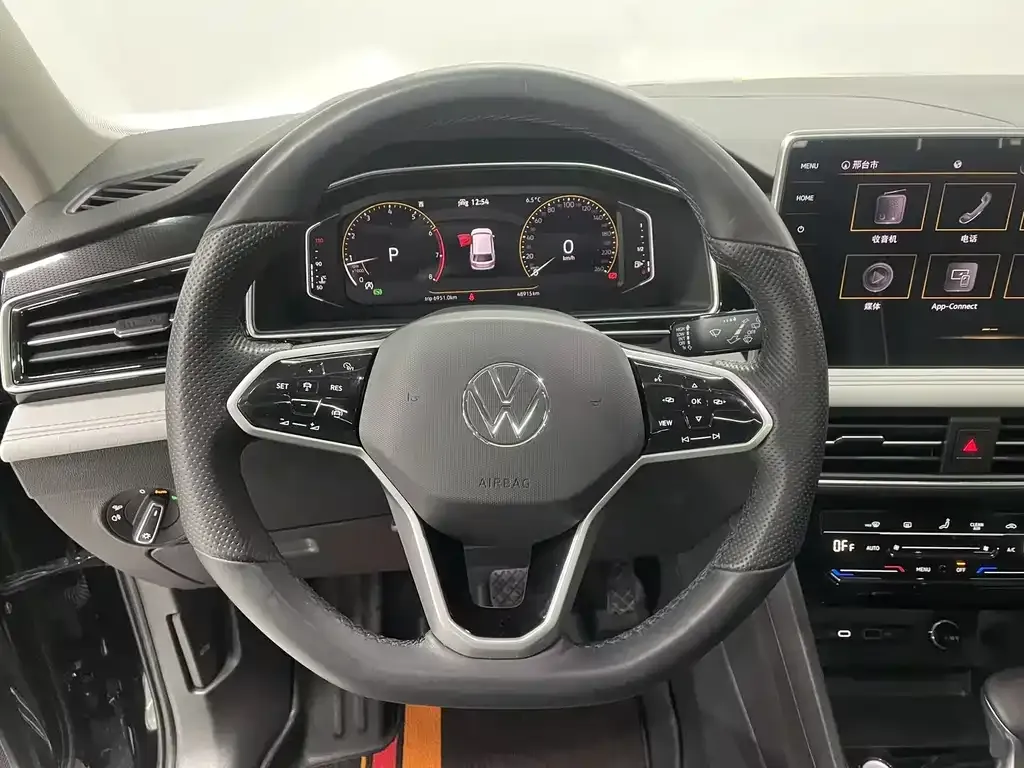 Volkswagen Tiguan L — фото 10