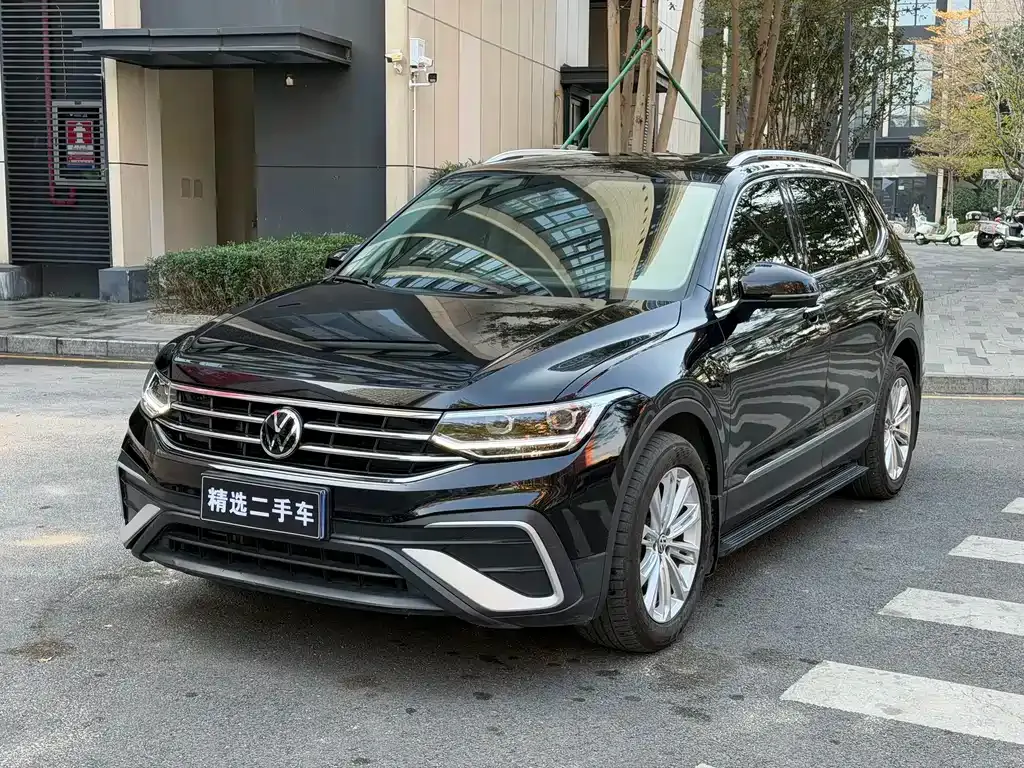Volkswagen Tiguan L — фото 1