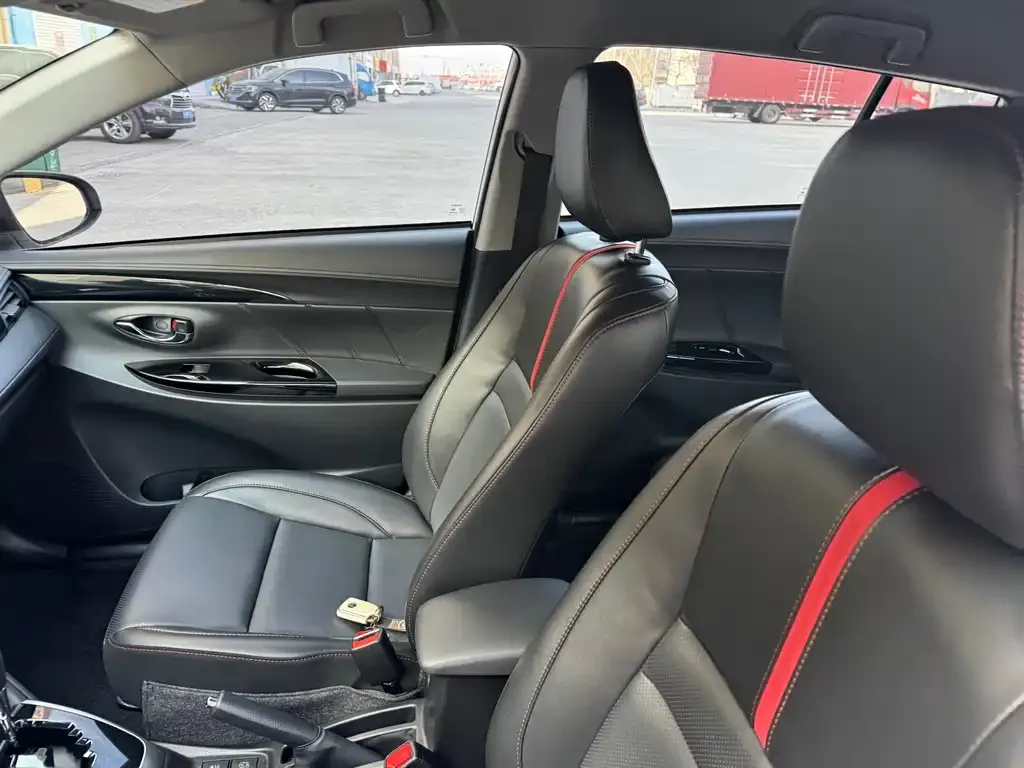 Toyota Yaris L — фото 2