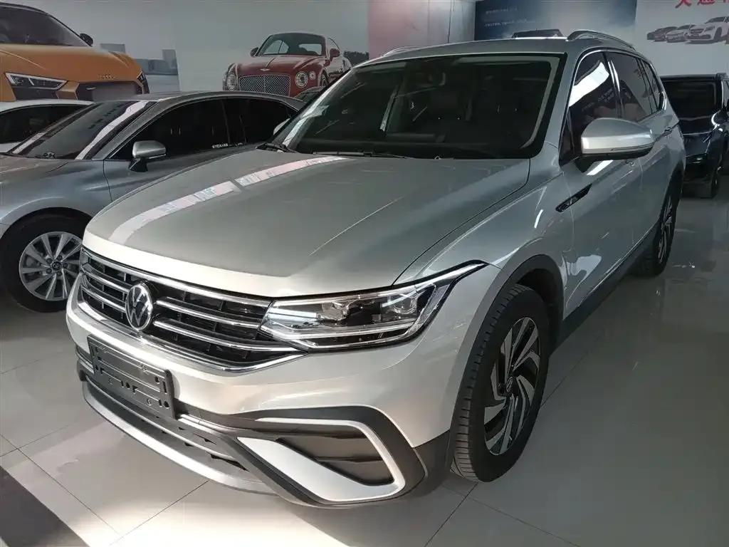 Volkswagen Tiguan L — фото 1