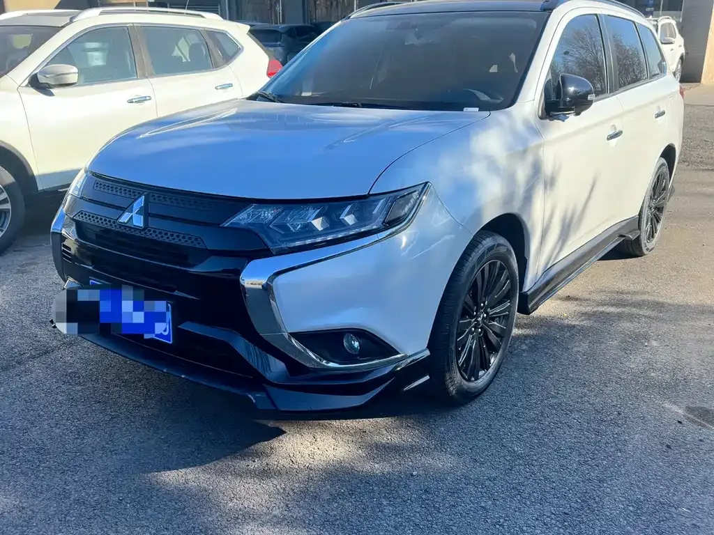 Mitsubishi Outlander — фото 1