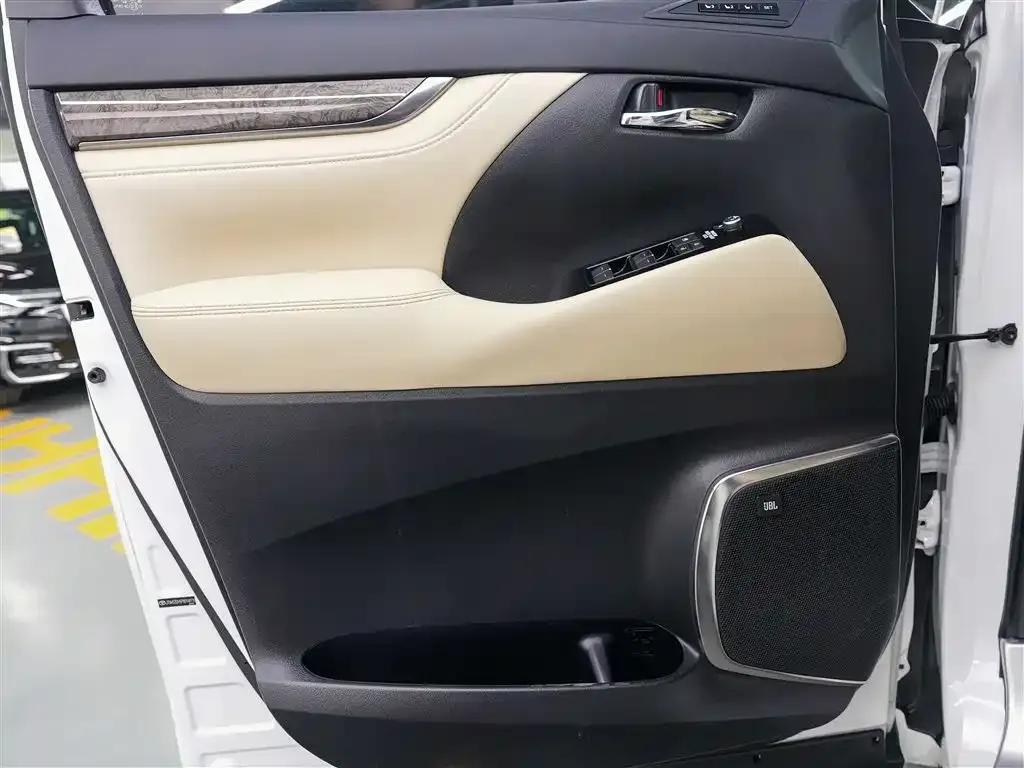 Toyota Alphard — фото 2