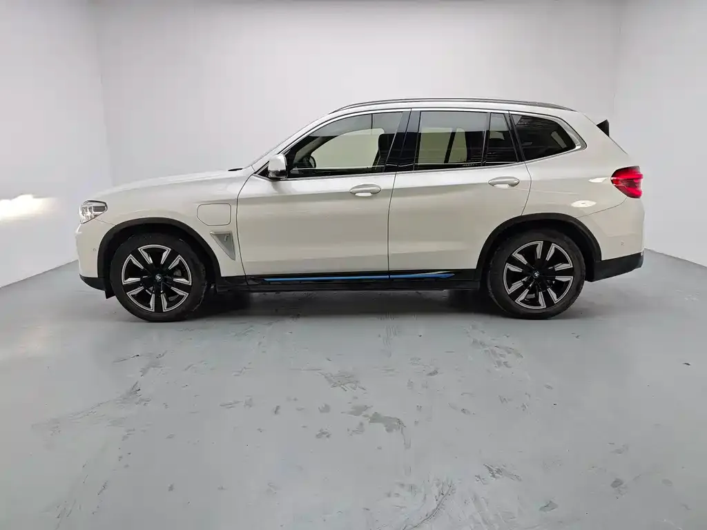 BMW iX3 — фото 10