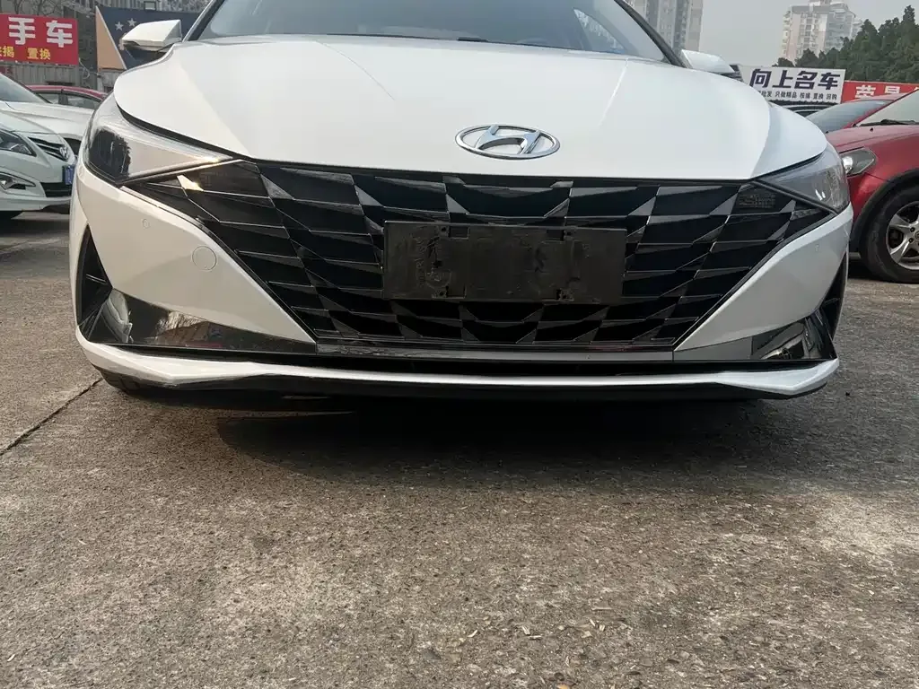 Hyundai Elantra — фото 1