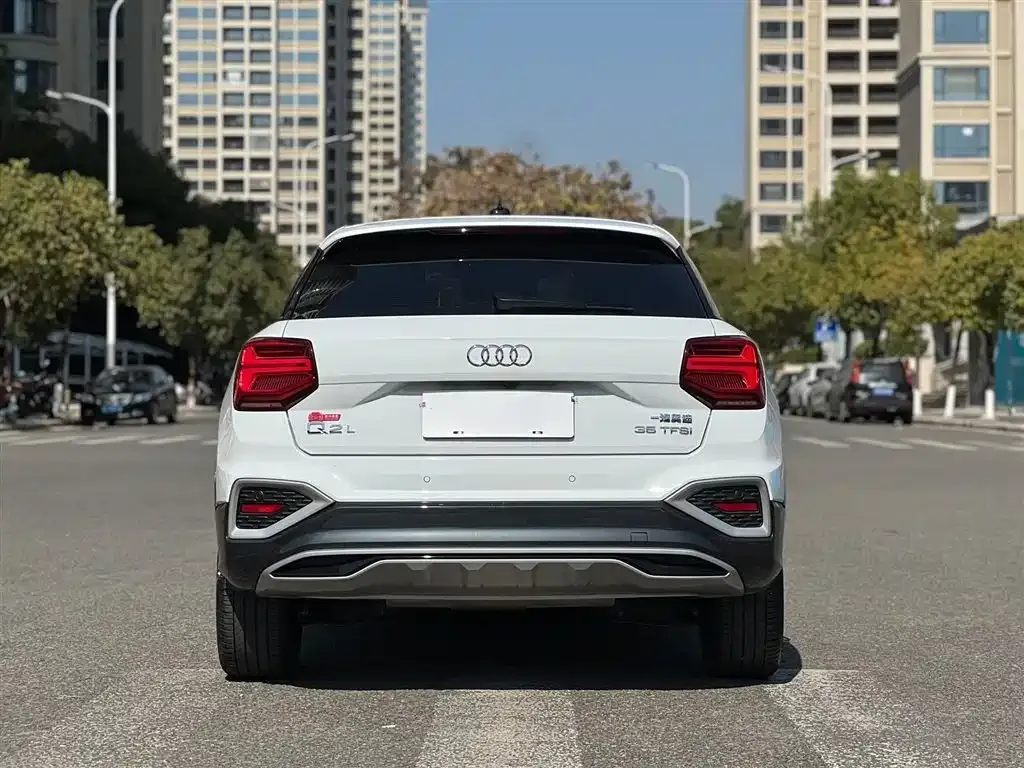 Audi Q2L — фото 5