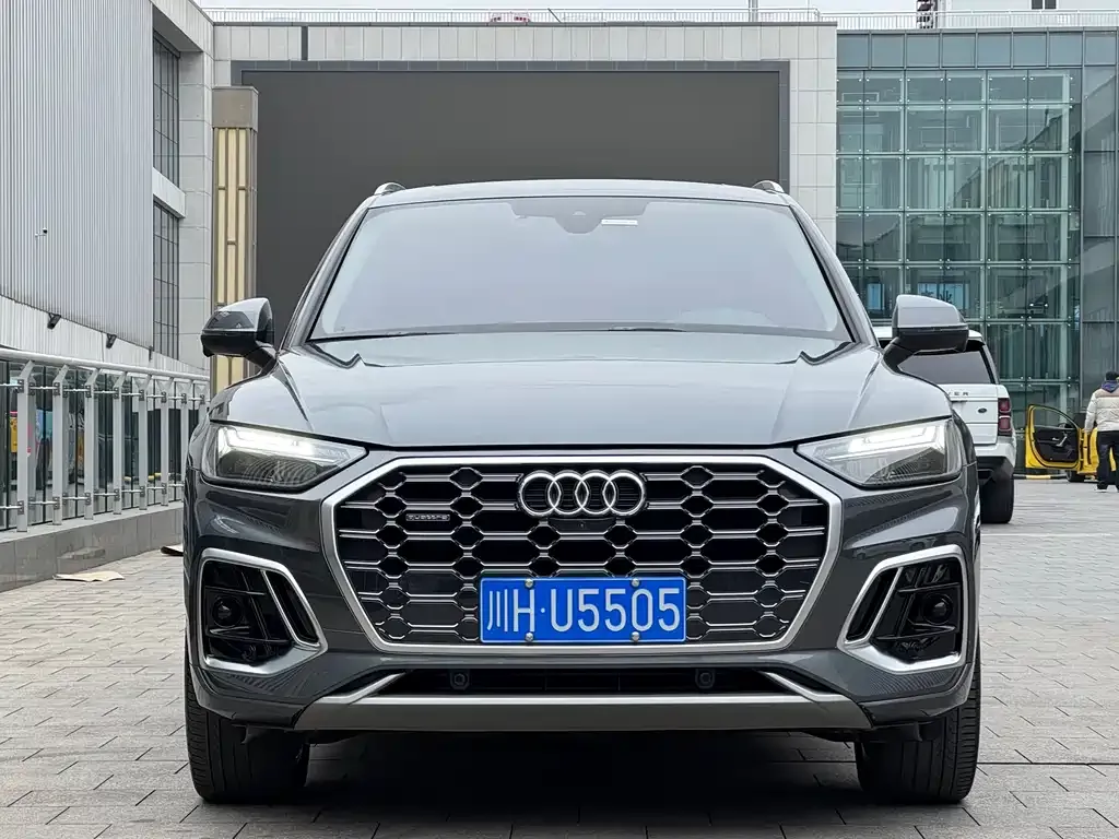 Audi Q5L — фото 10