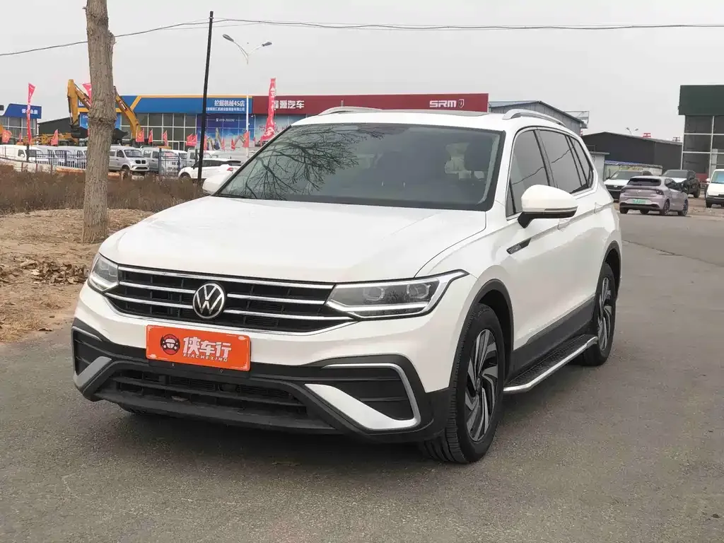 Volkswagen Tiguan L — фото 1