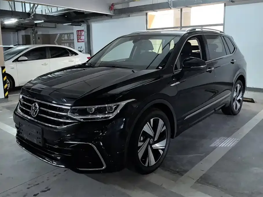 Volkswagen Tiguan L — фото 1
